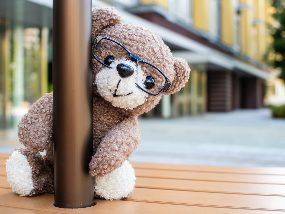 メガネをかけているくまのぬいぐるみの写真